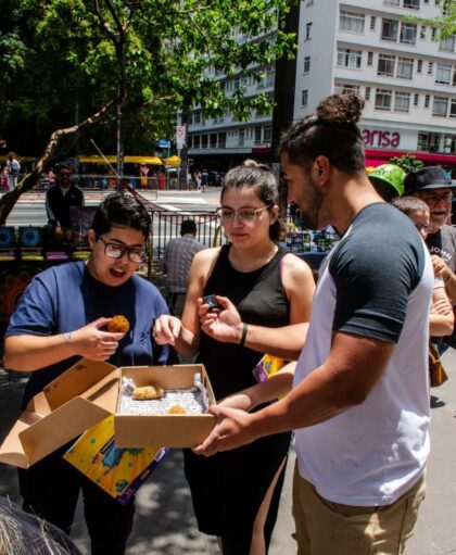 Pessoas provando salgados veganos