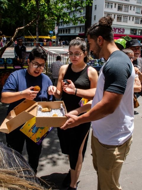 Mulheres provando salgados veganos