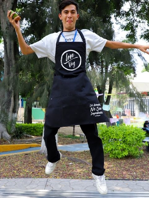 Estudante usando avental do Love Veg